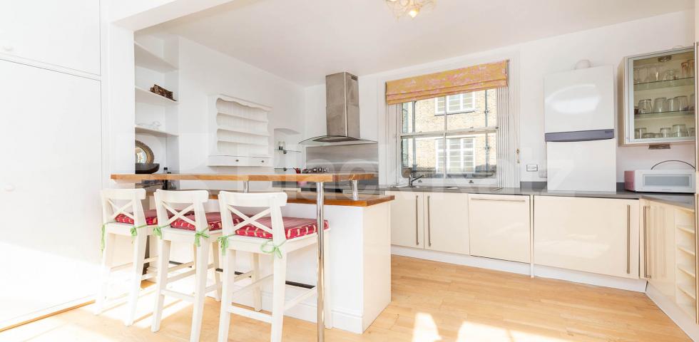			SPLIT OVER 3 FLOORS, 2 Bedroom, 1 bath, 1 reception Maisonette			 Baron Street, ANGEL N1